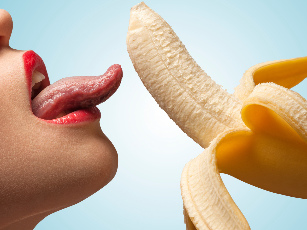 Menina lambendo banana
