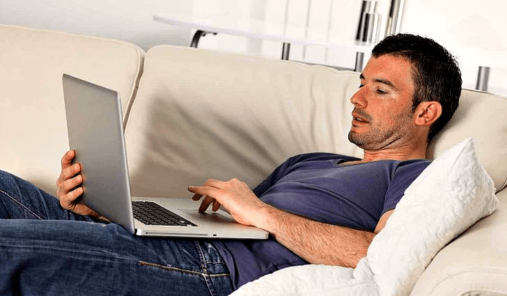 um homem está procurando informações sobre aumento do pênis com refrigerante