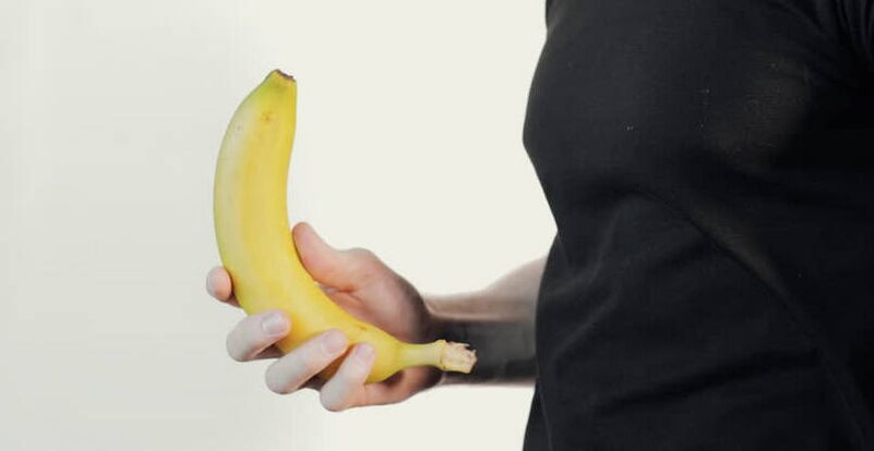 massagem para aumento do pênis usando o exemplo de uma banana
